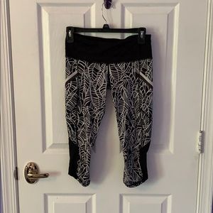Patterned lululemon cropped leggings